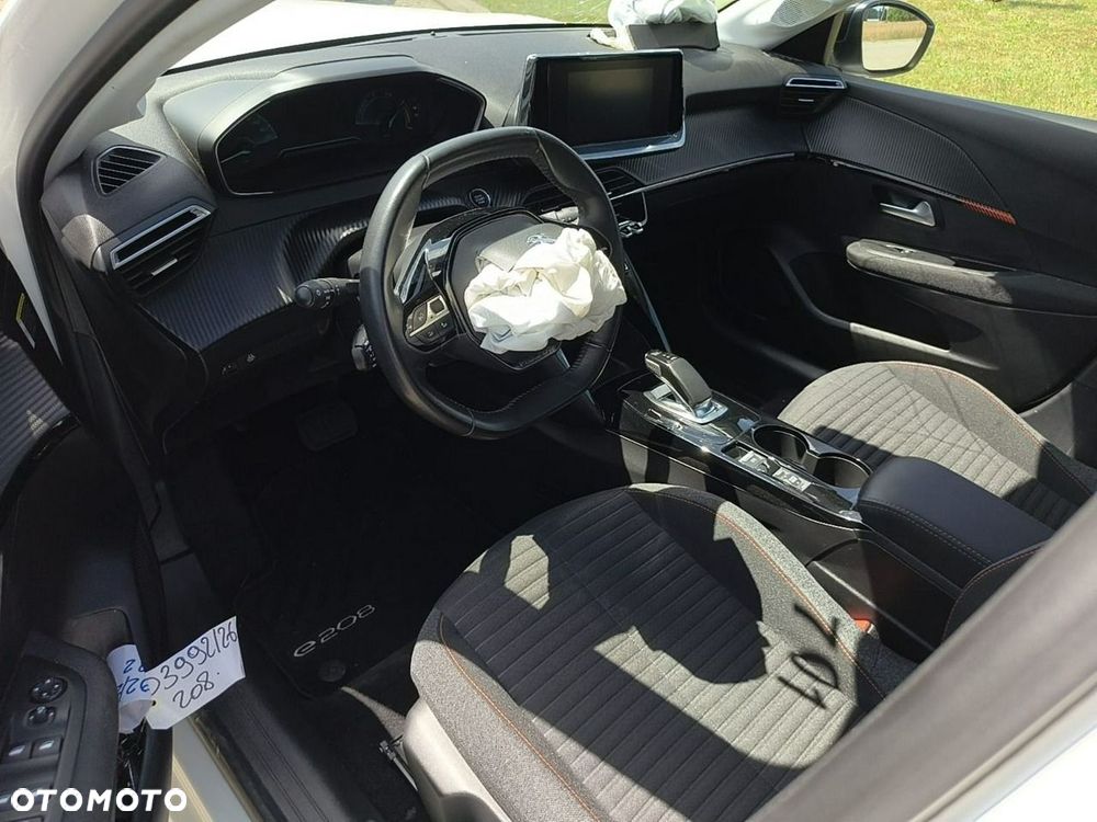 Peugeot 208 - 10