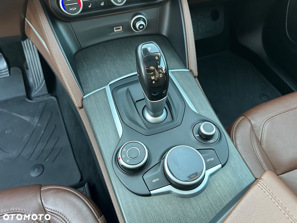 Alfa Romeo Stelvio 2.0 Turbo 16V AT8-Q4 Ti - 26