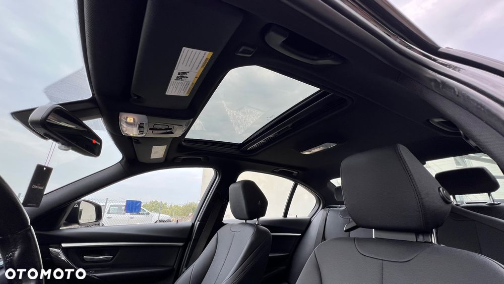 BMW Seria 3 330i Sport Line - 24