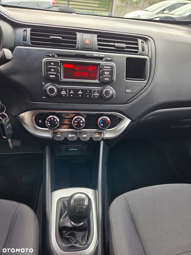 Kia Rio 1.4 Dream Team Edition - 34