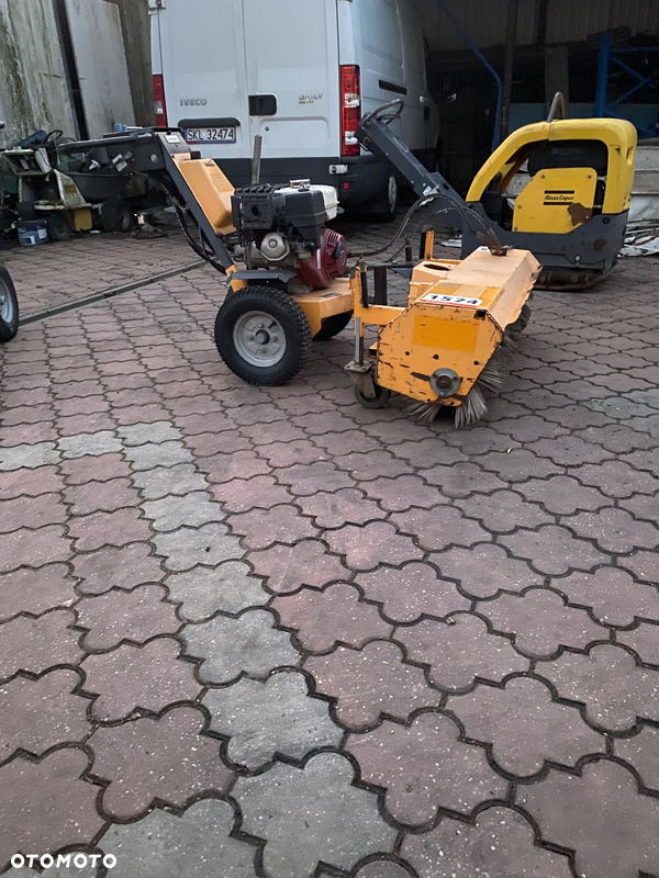 Zamiatarka spalinowa Honda z napędem hydraulicznym
