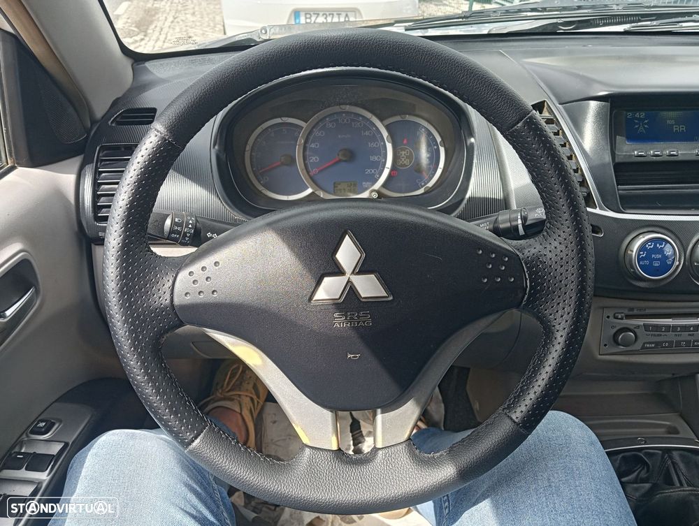 Mitsubishi L200 2.5 DI-D CD Invite AC 4WD - 8