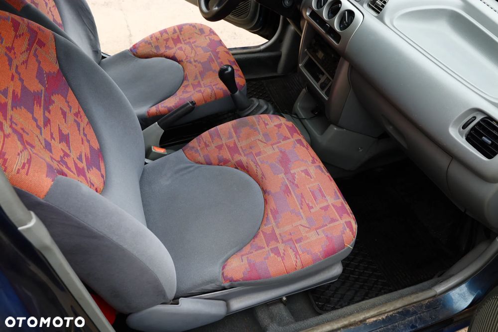Nissan Micra 1.0 L - 12