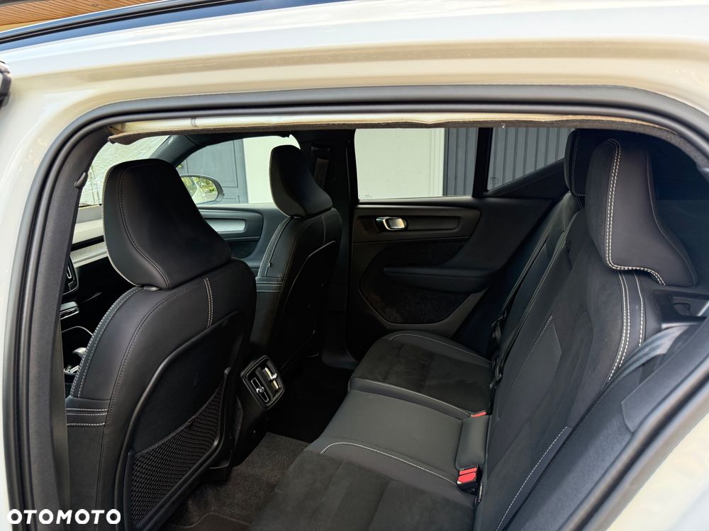 Volvo XC 40 B3 Plus Dark - 22