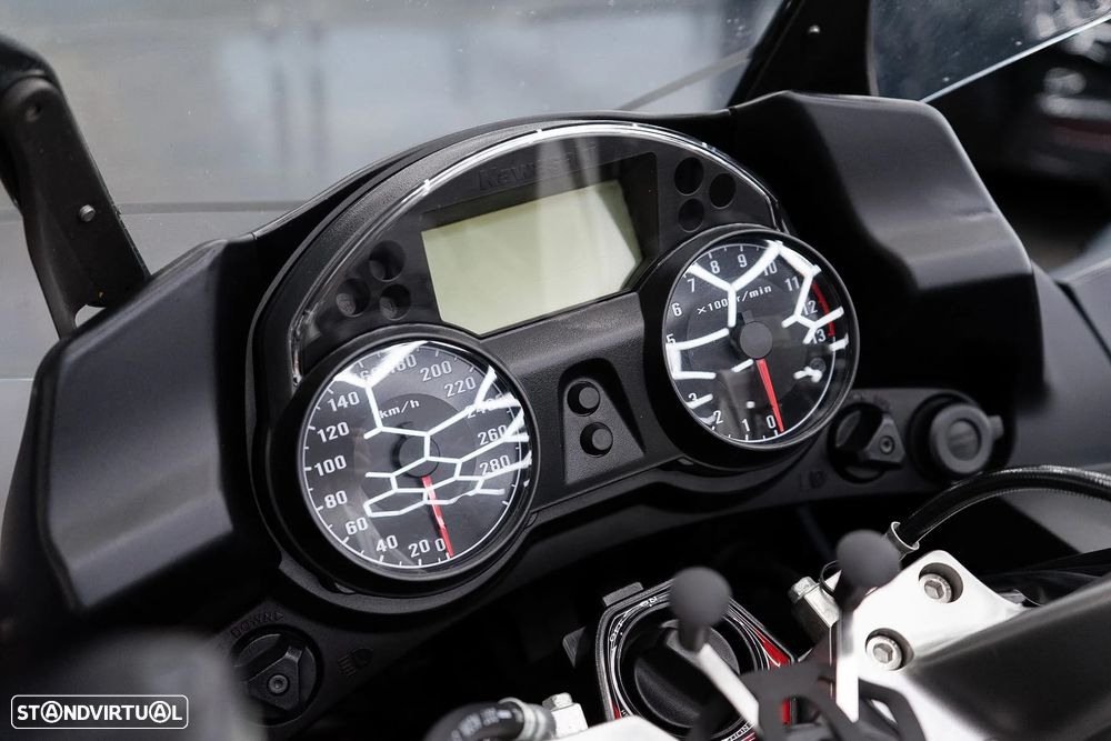 Kawasaki GTR 1400 - 16