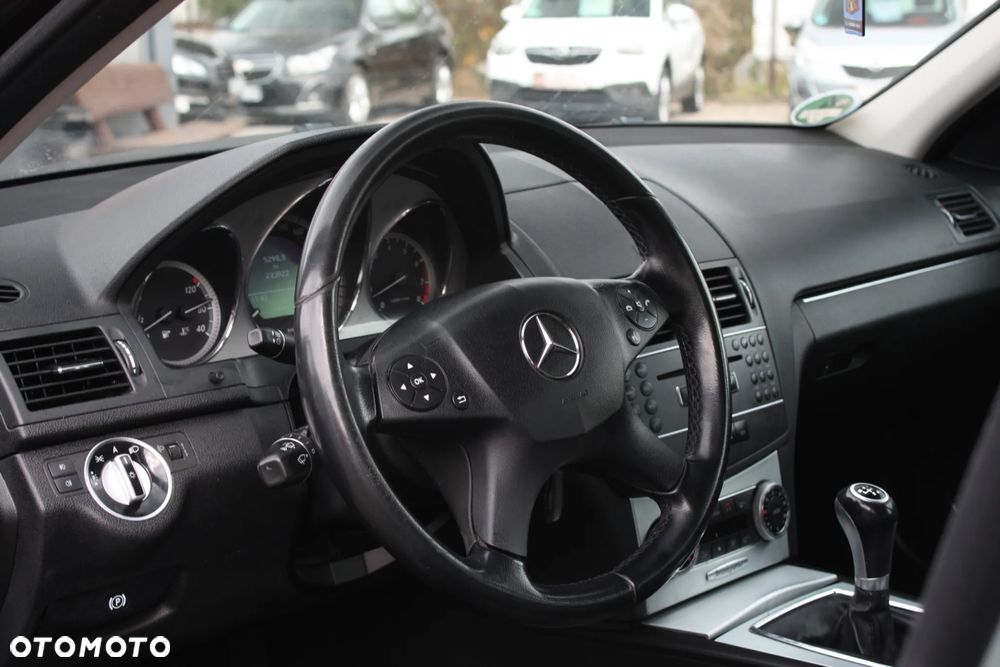 Mercedes-Benz Klasa C 180 CGI BlueEFFICIENCY Avantgarde - 21