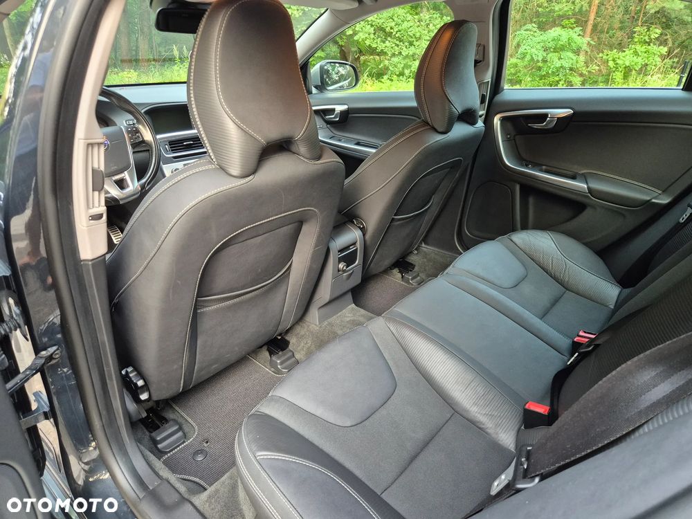 Volvo S60 D2 R-Design - 17