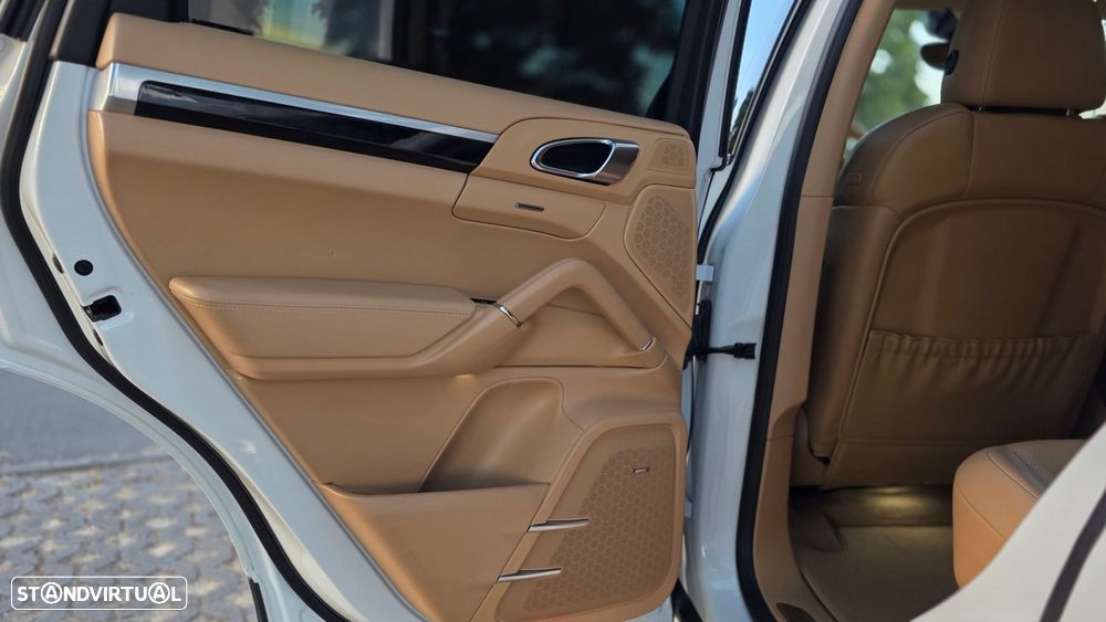 Porsche Cayenne S E-Hybrid Platinum Edition - 36