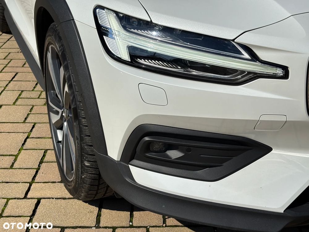 Volvo V60 Cross Country B4 D AWD Ultimate - 32