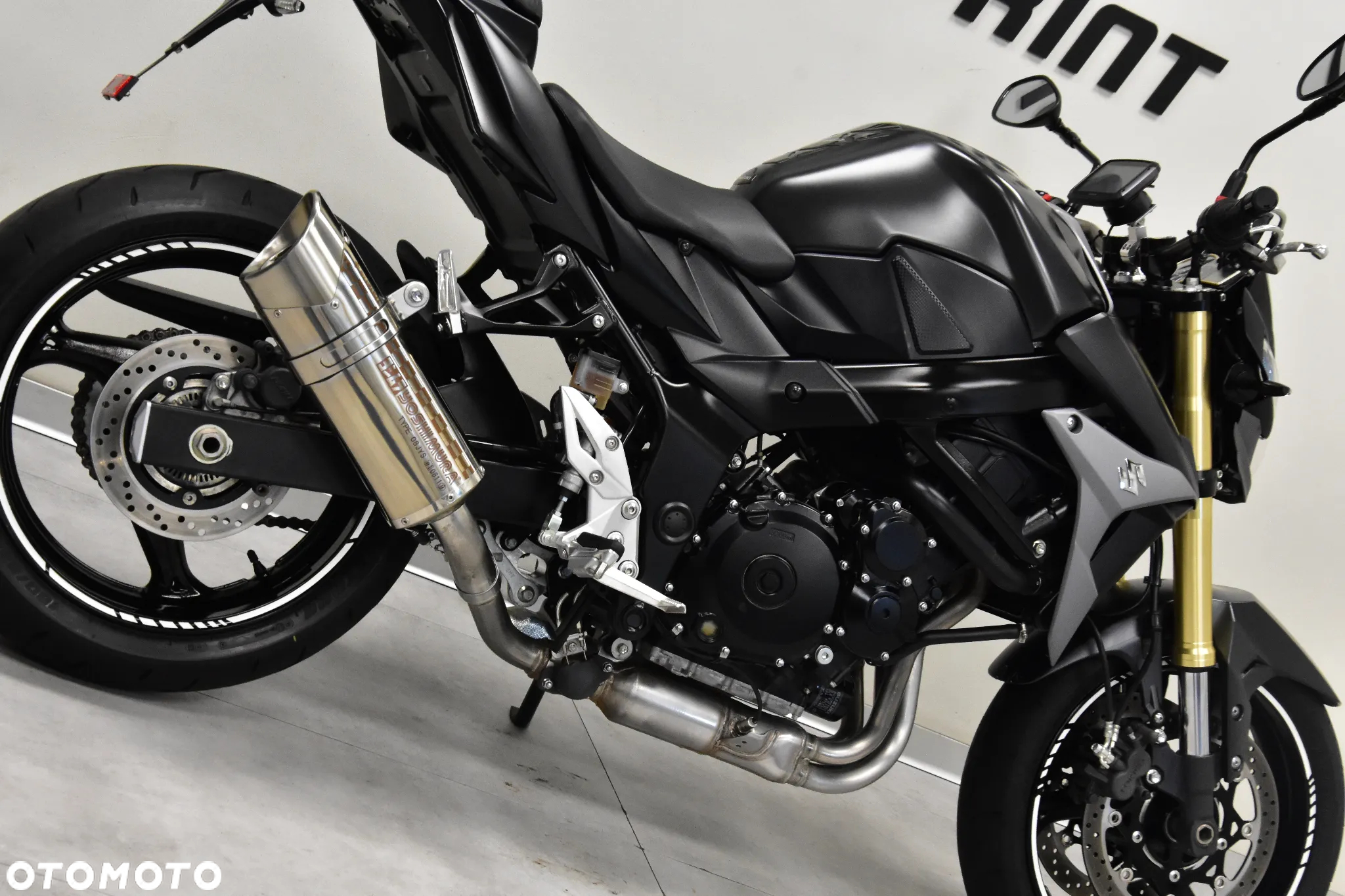 Suzuki GSR - 13