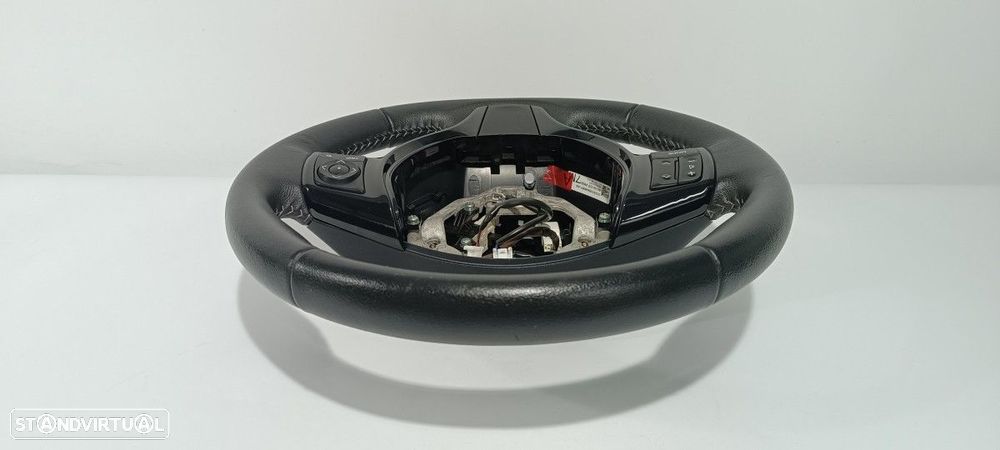 VOLANTE TOYOTA YARIS HYBRID ACTIVE - 6