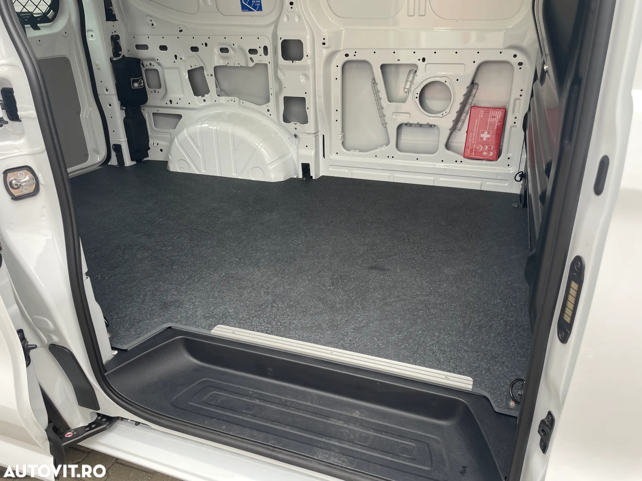 Ford Transit Custom Van 300L (L2H1) Trend 2.0L Panther 170 CP A8 FWD - 11