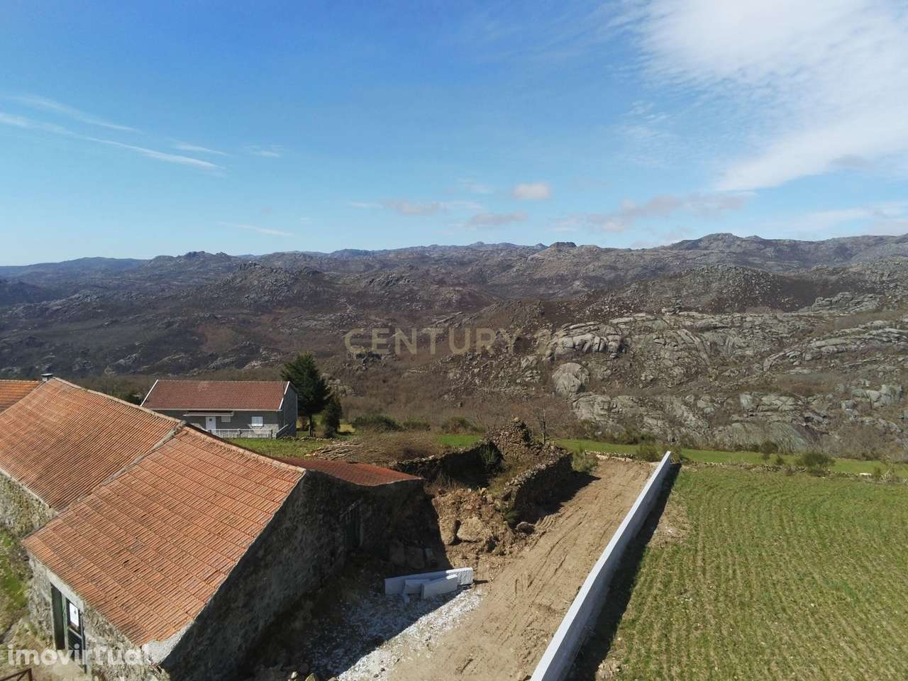 Terreno com Ruina em Pitão das Junias, zona do geres - Grande imagem: 2/39