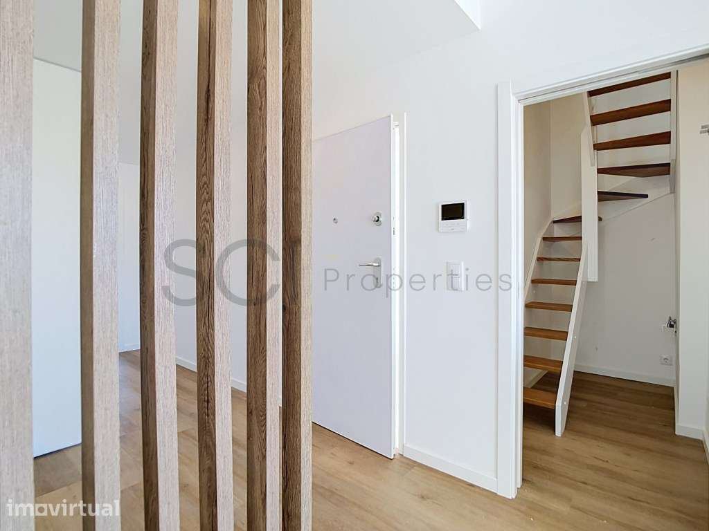 Apartamento T2+1 duplex, com varandas, na Quinta do Conde