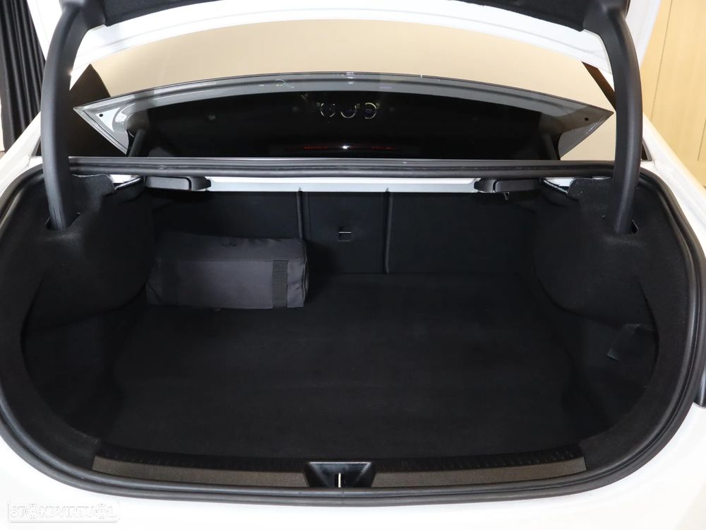 Mercedes-Benz A 250 Limousine e AMG Line - 11