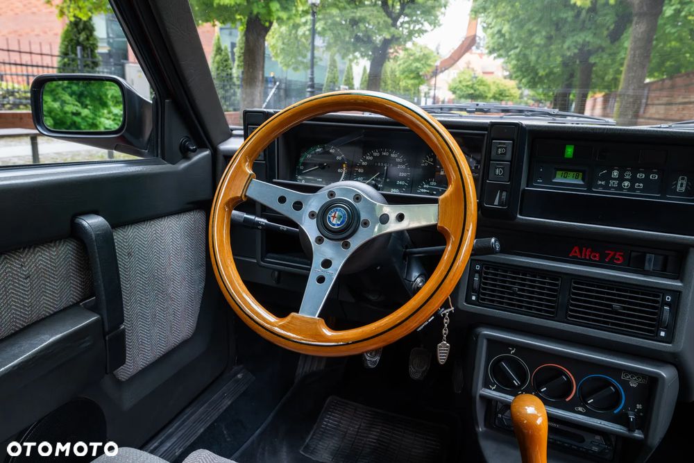 Alfa Romeo 75 - 19