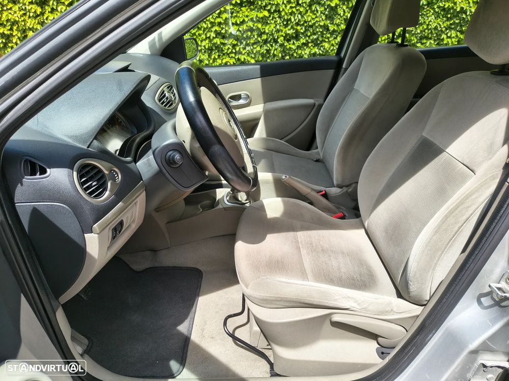 Renault Clio 1.2 16V Privilège - 13