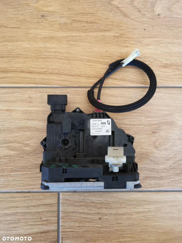 Zamek Drzwi Prawy Tył 13431845 Opel Corsa E