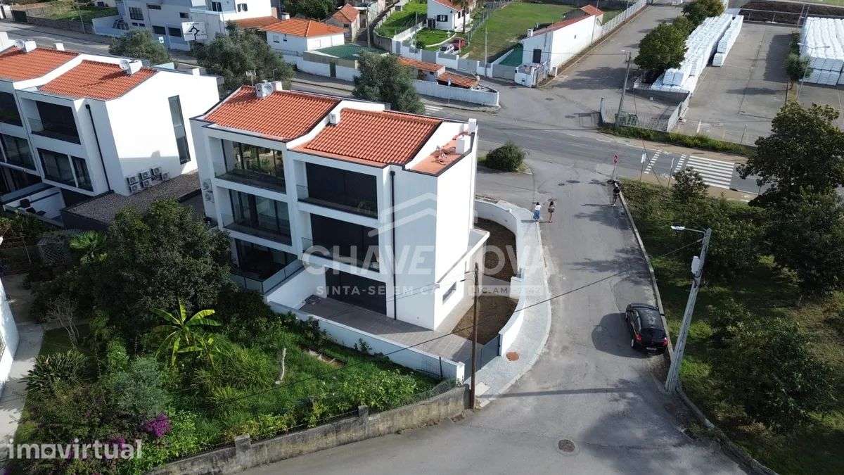 Moradia geminada à venda na Rua Padre Américo - Grande imagem: 2/32