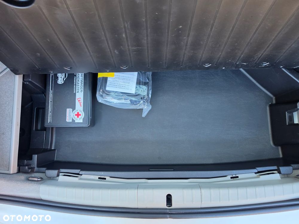 Toyota Prius (Hybrid) - 10