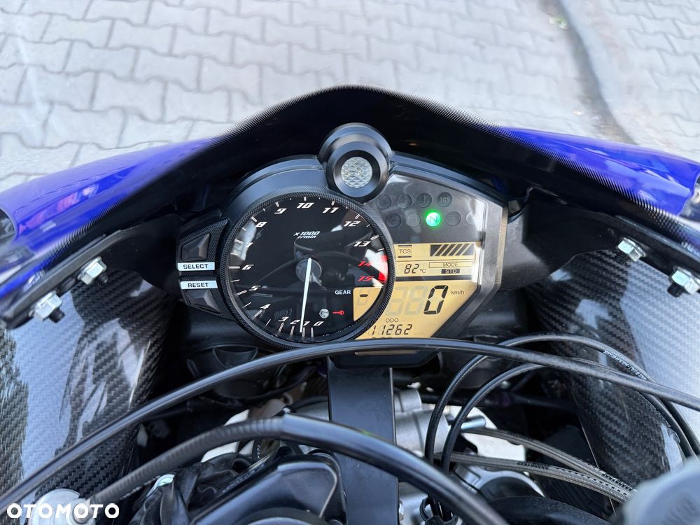 Yamaha R1 - 36