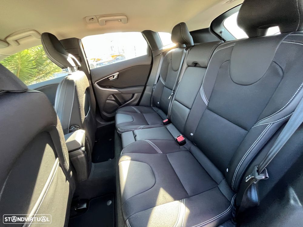 Volvo V40 2.0 D3 Momentum - 37