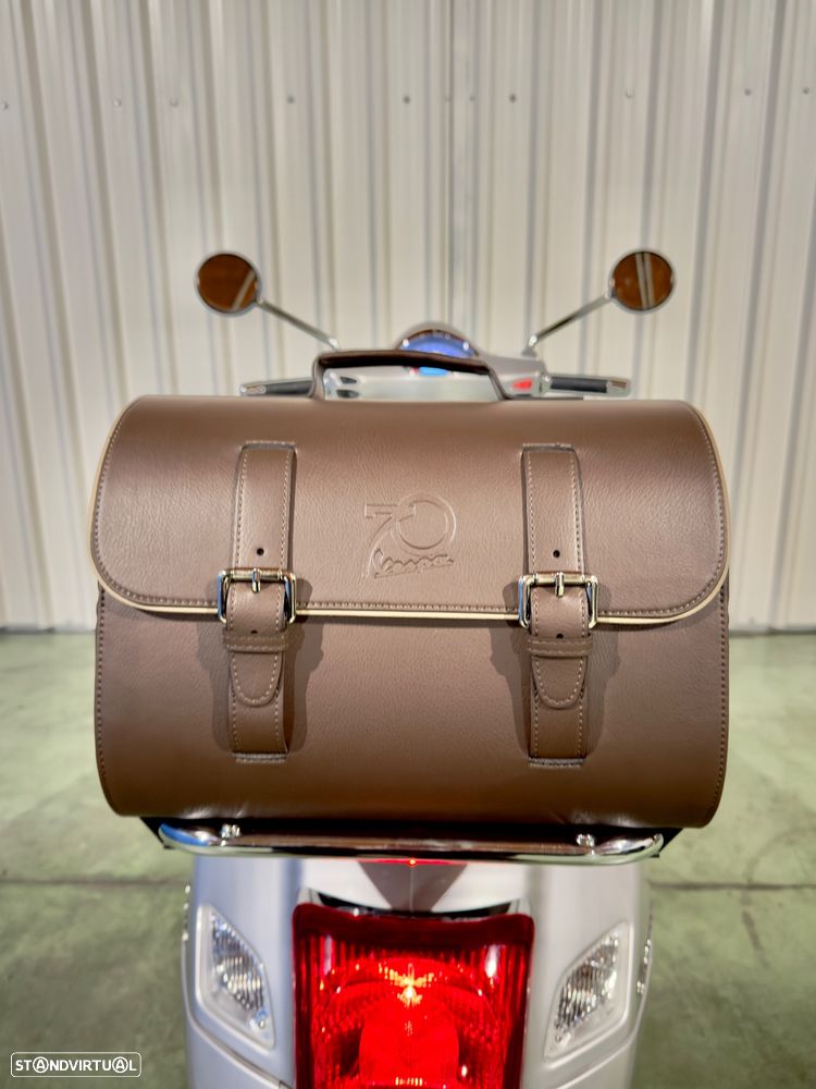 Vespa GTS Super 300 70 Anos - 2