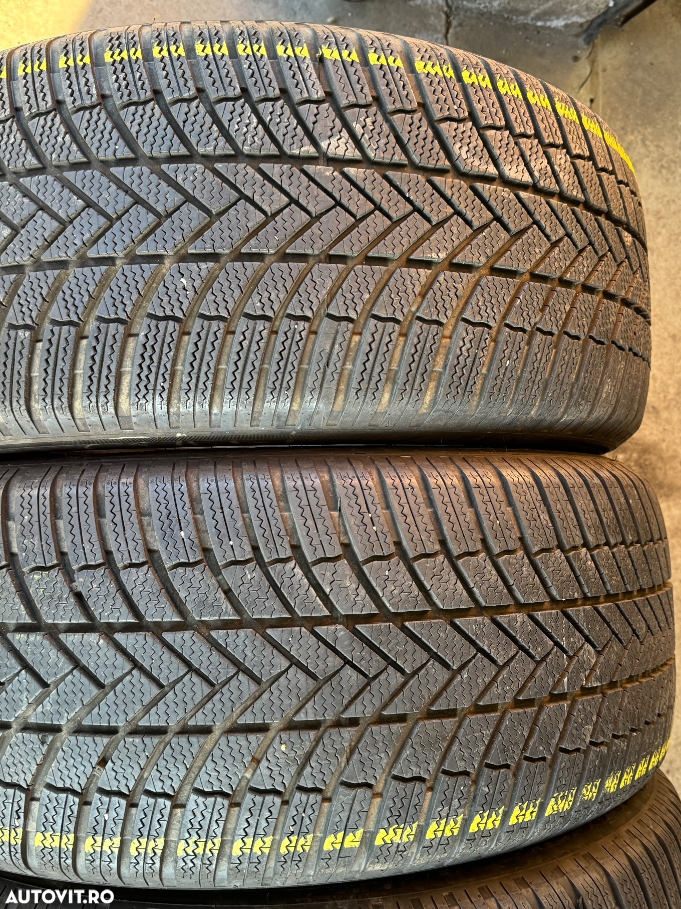 Vând 4 anvelope 285/45/20 bridgestone de iarnă ca noi - 2