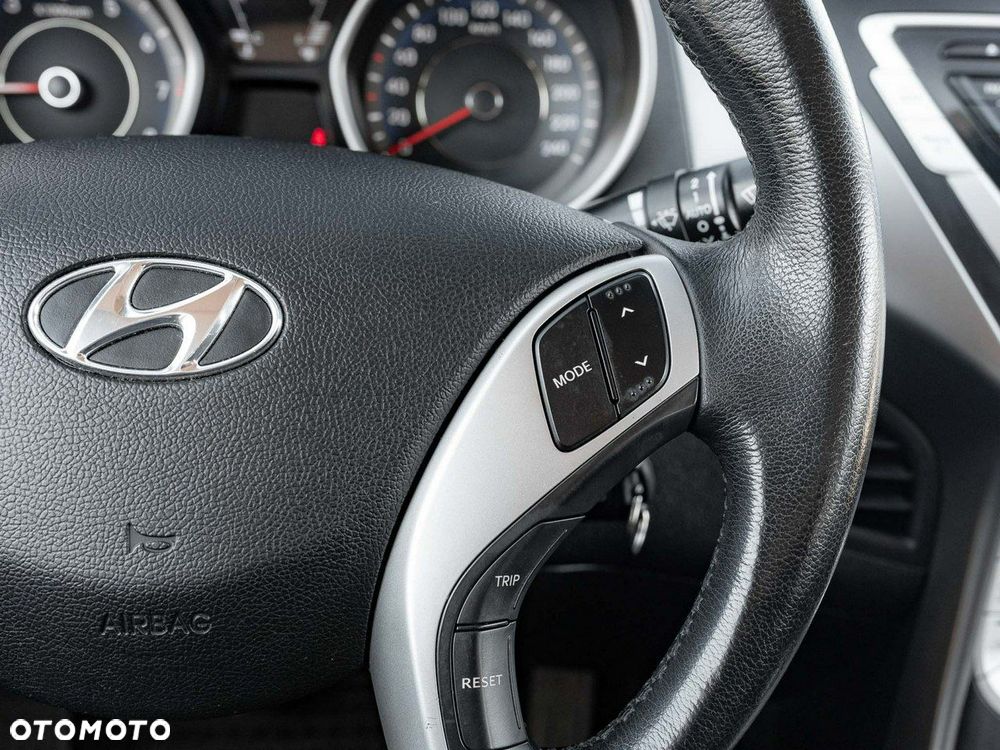 Hyundai Elantra 1.6 Classic + - 15