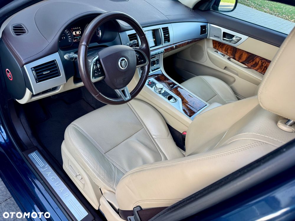 Jaguar XF 3.0 T AWD R-Sport - 12