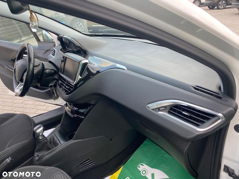 Peugeot 208 82 VTI Allure - 12