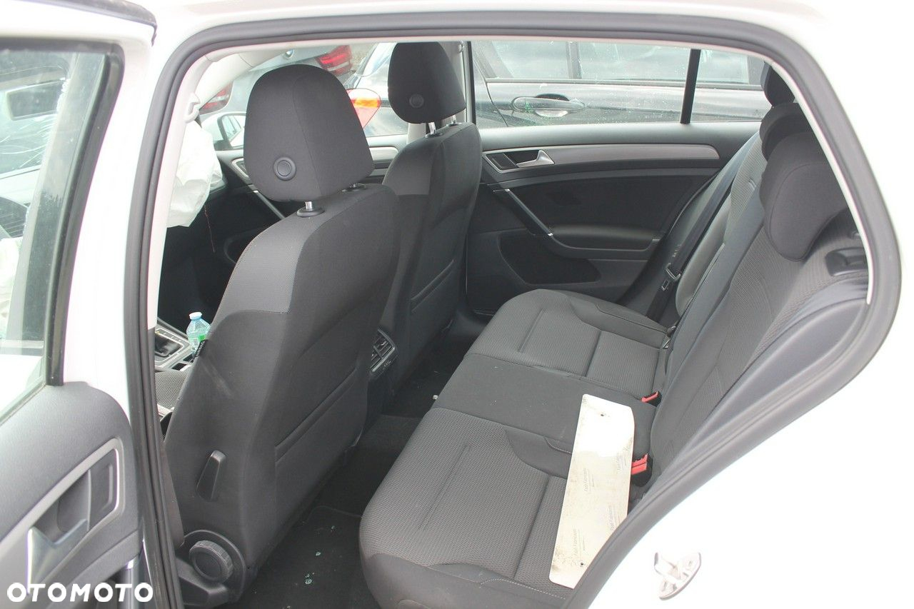 Volkswagen Golf - 6