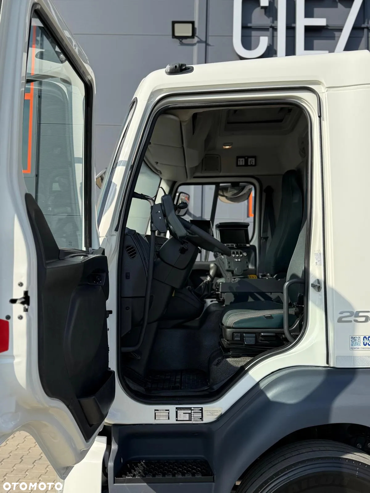 Volvo VOLVO FL 15.250 Euro 6 // zamiatarka dwustronna JOHNSTON VT652 - 33