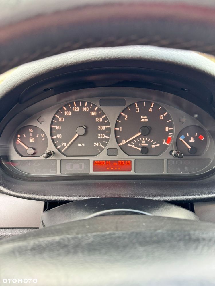 BMW Seria 3 318i - 12