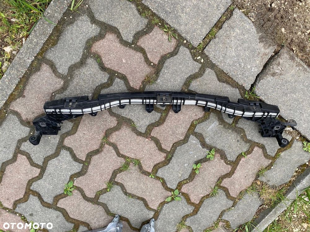 PAS PRZEDNI MERCEDES C W205 A2056203801 - 2