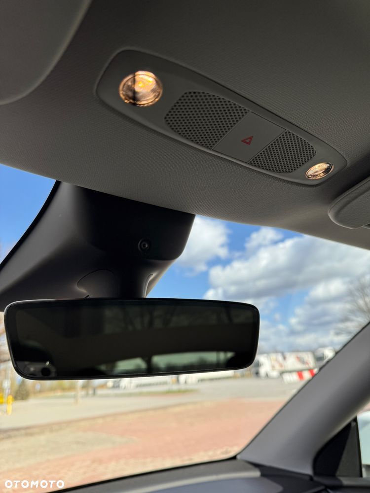 Tesla Model Y Long Range AWD - 29