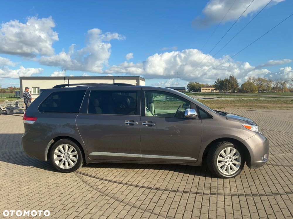 Toyota Sienna 2012 photo 3