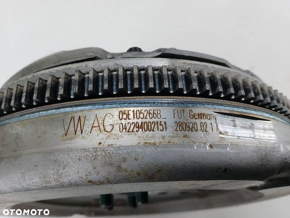 KOŁO DWUMASOWE KOMPLETNE SKODA KAMIQ 05E105266B  04R141016J 1.5 TSI - 8