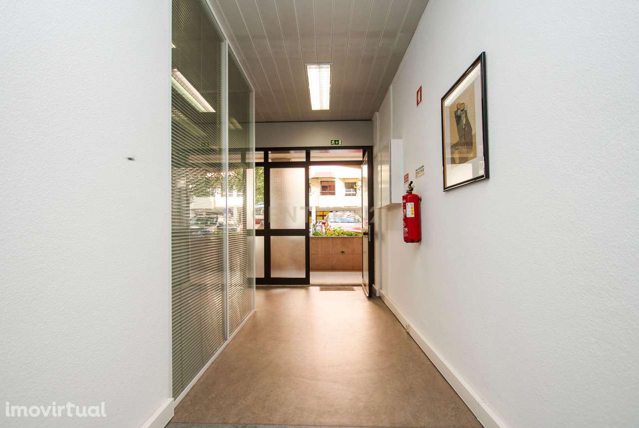 Espaço Comercial para Arrendar | 130m2 | Localização Premium | Telheir - Grande imagem: 3/24