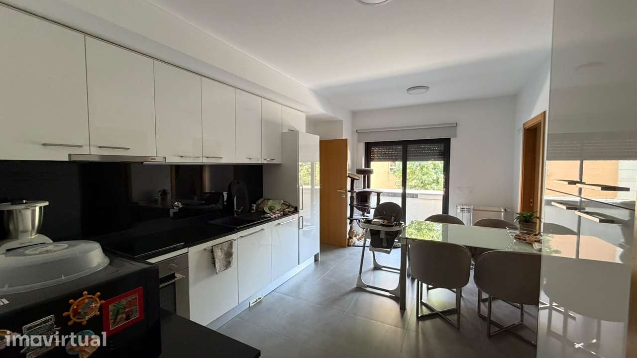 Apartamento T3 – Conforto, Funcionalidade e Ótima Localização - Grande imagem: 2/13