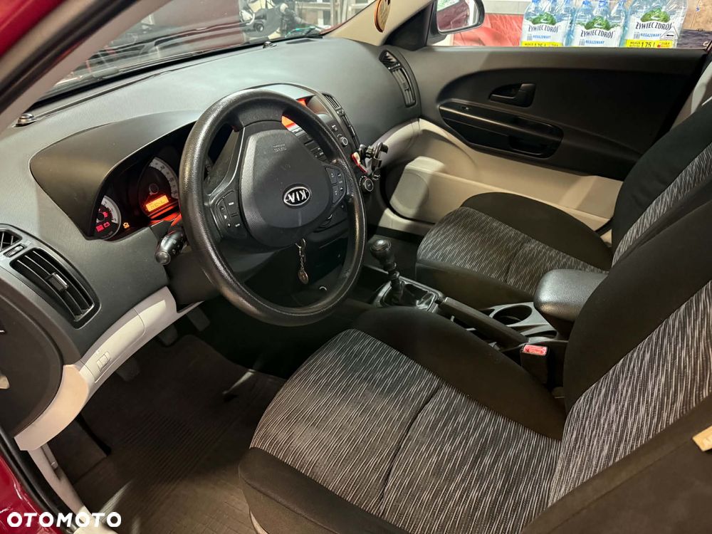Kia Ceed - 8