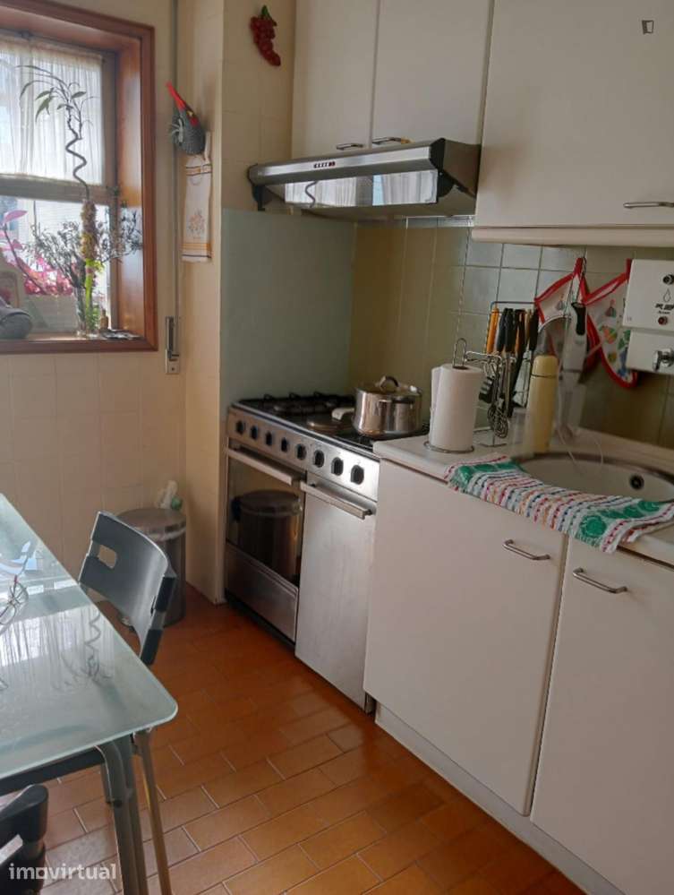 Quarto - localizado em Mafamude Porto - Grande imagem: 2/10
