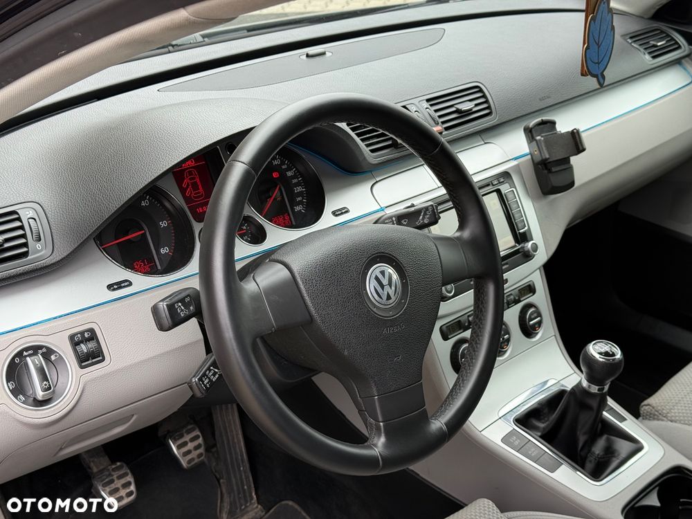 Volkswagen Passat 2.0 TDI DPF BlueMotion Technology Comfortline - 15