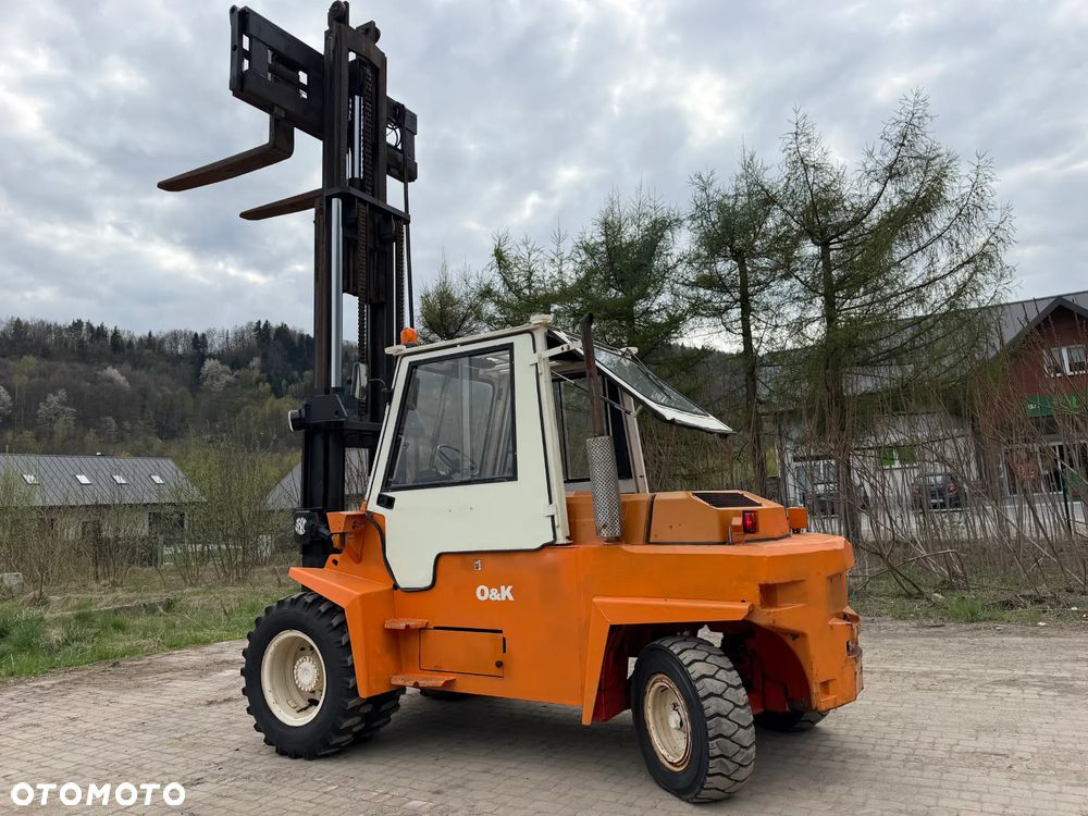 O&K V80 Wózek Widłowy Niemiecki Producent O&K. Silnik DEUTZ 90 km. Udźwig 8 ton. Gabarytowo mała maszyna z Wielkim udźwigiem. Podwójne Koła. Regulacja wideł i Karetki Hydrauliczna. Maszt TRIPLEX. niski przebieg 5790h. Maszyna Pochodzi z Norweskiej Komuny! Nie posiada luzów i wycieków Jazda Hydrostatic. Stan Perfekcyjny! DIESEL. Opony Nowe. Okazja - 8