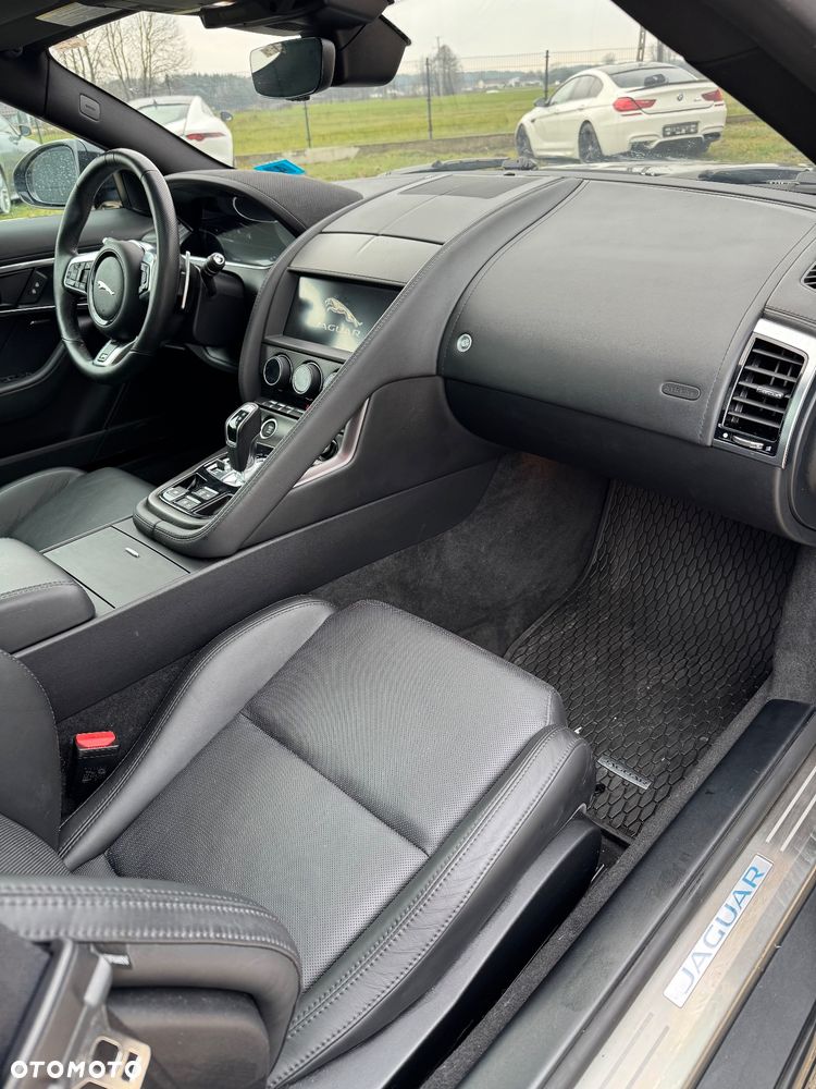 Jaguar F-Type R AWD - 30