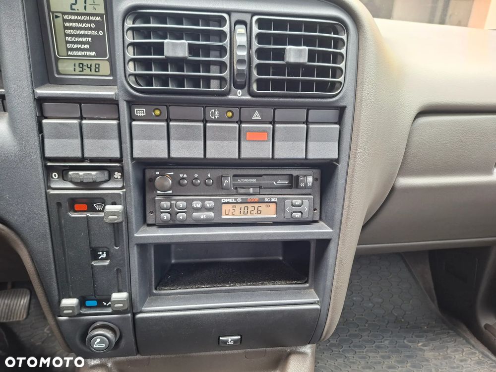 Opel Omega 2.4i GL - 37