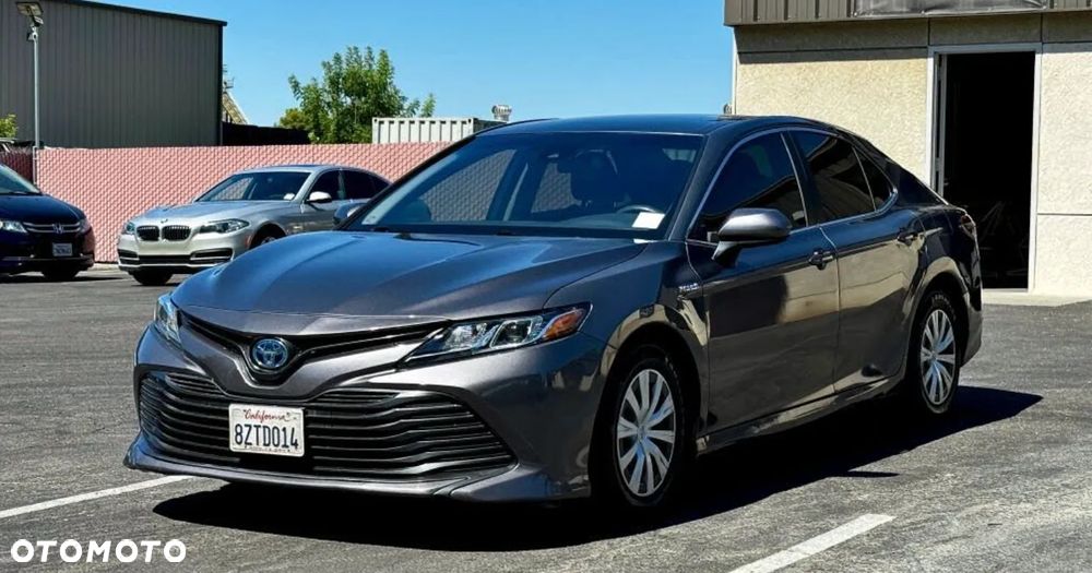 Toyota Camry Luxury - 3