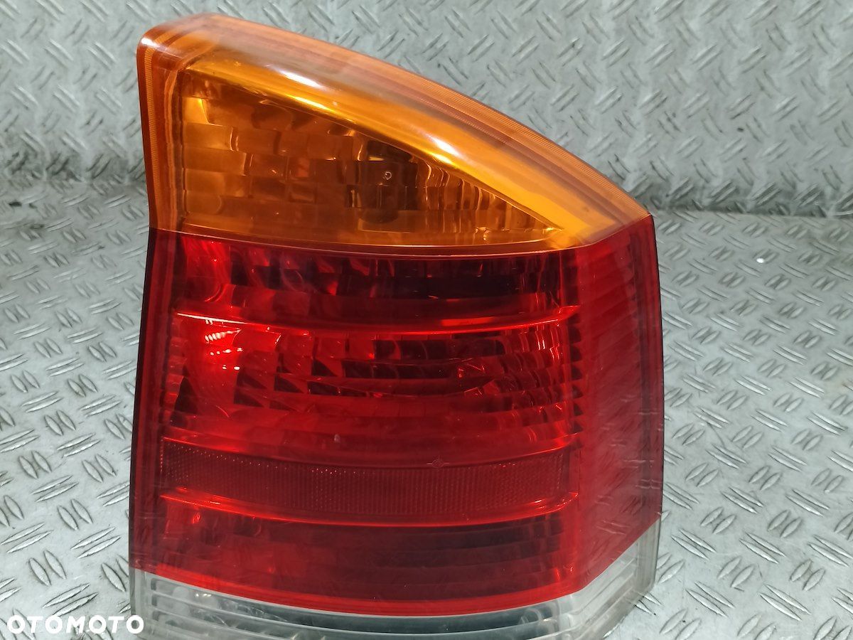 LAMPA TYLNA PRAWA OPEL VECTRA C SEDAN - 1