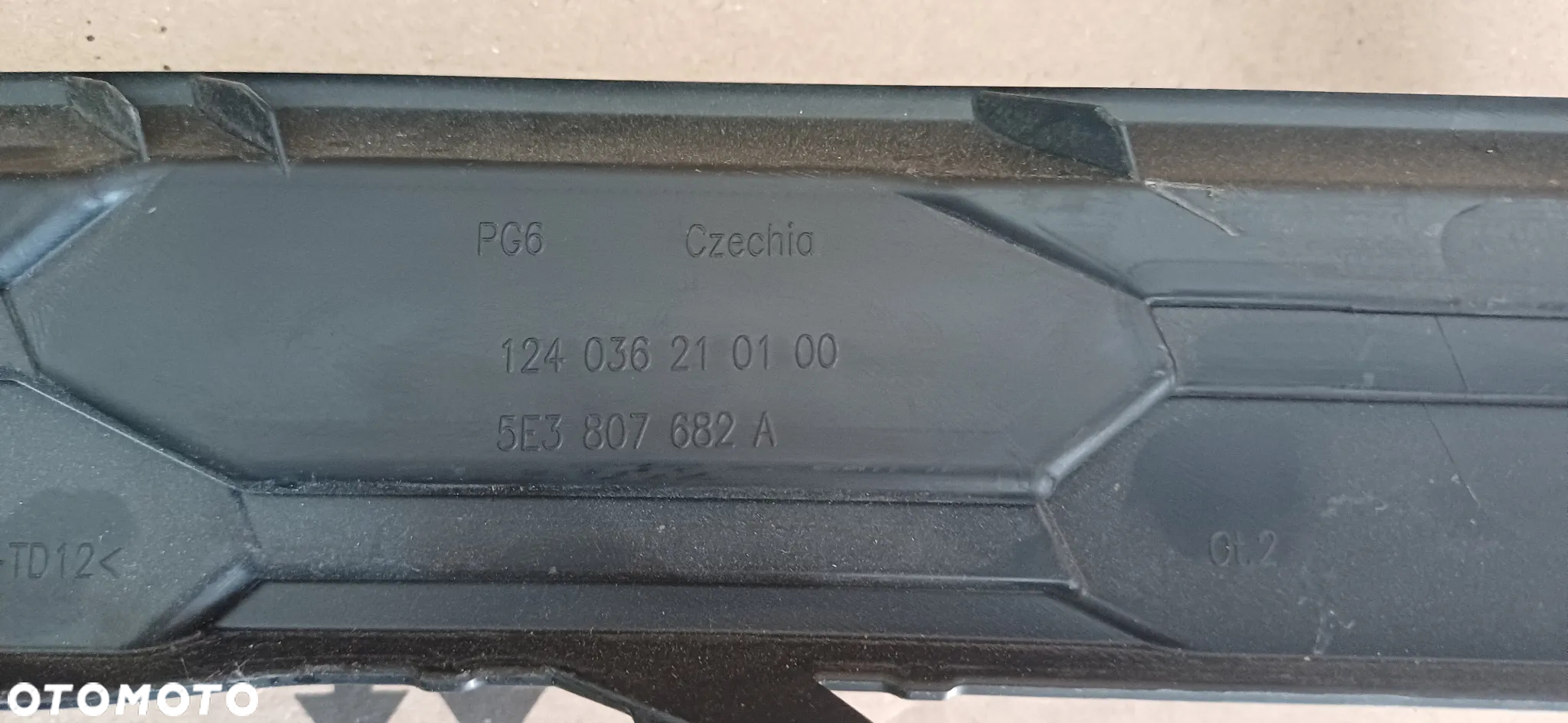 Skoda Octavia IV kratka dokładka zderzaka prawy przód 5E3807682A - 2