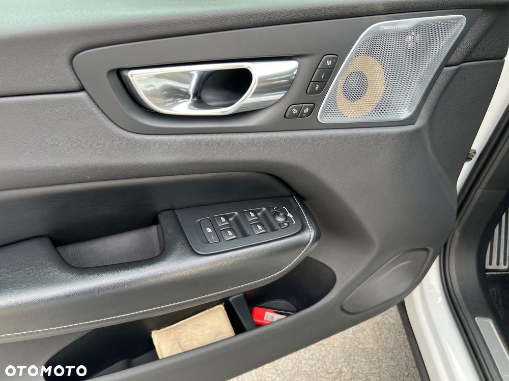 Volvo XC 60 D4 AWD R-Design - 25